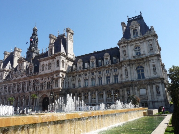 Sur la place de l'hotel de ville - Paris 4e Arrondissement