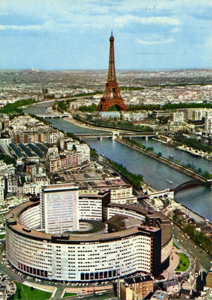 En survolant Paris - La Maison de la Radio,la Seine et la Tour Eiffel (carte postale de 1972) - Paris 5e Arrondissement