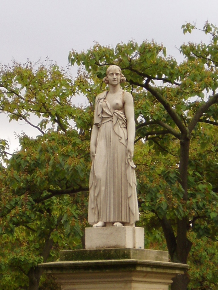 Luxembourg, la statue au sein découvert du jardin d'enfants - Paris 6e Arrondissement