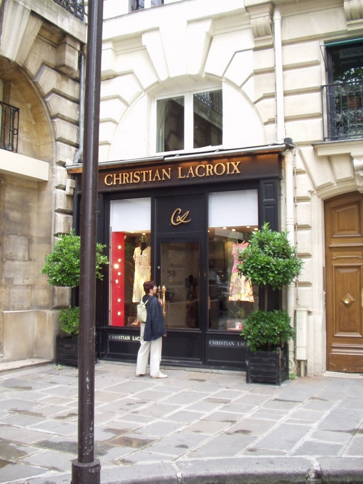 Place St-Sulpice, la boutique Christian Lacroix - Paris 6e Arrondissement