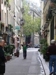 Une petite rue à st Germain des prés - Paris 6e Arrondissement