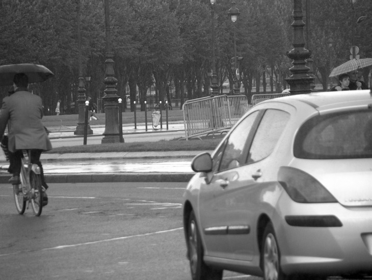 Parapluie ambulant sur l'esplanade des invalides - Paris 7e Arrondissement