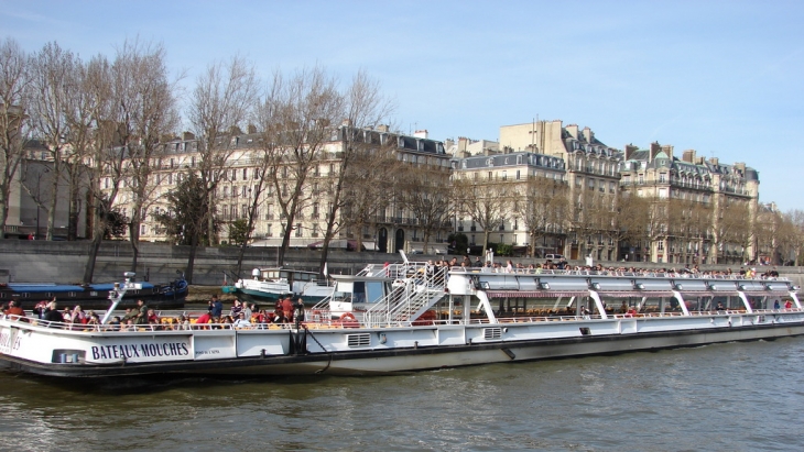 Les Bateaux-Mouches - Paris 7e Arrondissement