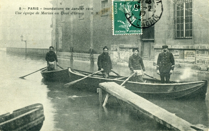 Inondations de janvier 1910 - Une équipe de Marins au Quai d'Orsay (carte postale de 1910) - Paris 7e Arrondissement