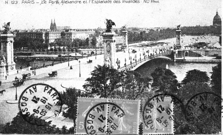 Le Pont Alexandre et l'Esplanade des Invalides (carte postale de 1921) - Paris 7e Arrondissement