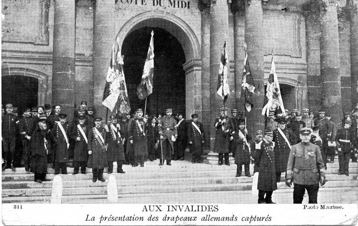 Aux Invalides - La présentation des Drapeaux Allemends capturés. (carte postale de 1915) - Paris 7e Arrondissement