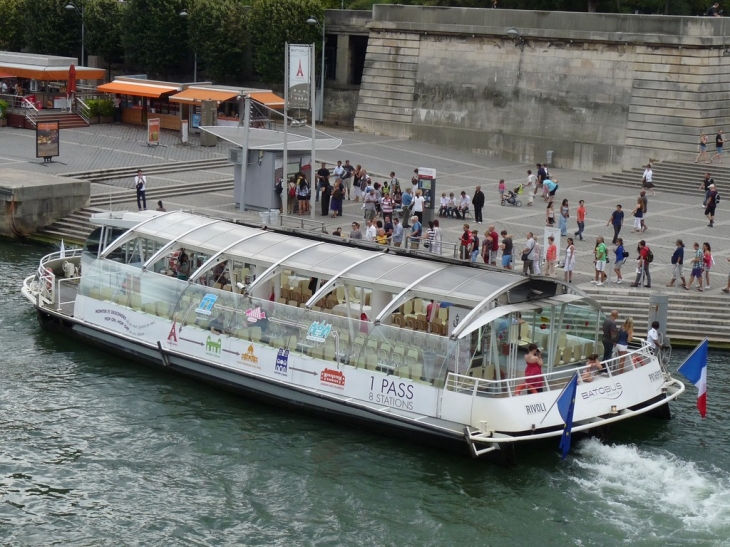 Bateau mouche au pont d'Iéna - Paris 7e Arrondissement