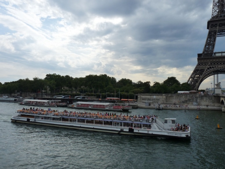 Bateau mouche au pont d'Iéna - Paris 7e Arrondissement