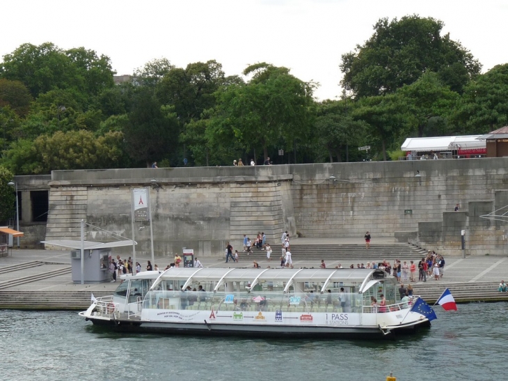 Bateau mouche au pont d'Iéna - Paris 7e Arrondissement