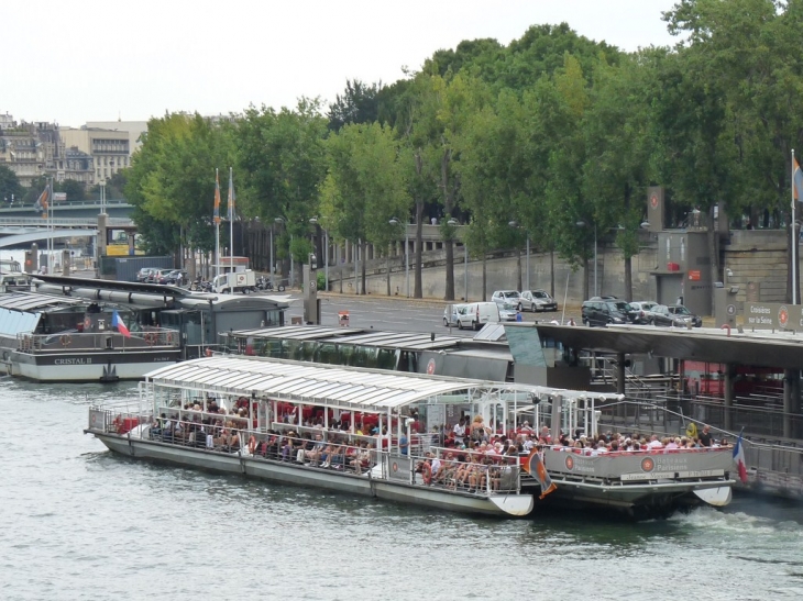 Bateau mouche au pont d'Iéna - Paris 7e Arrondissement