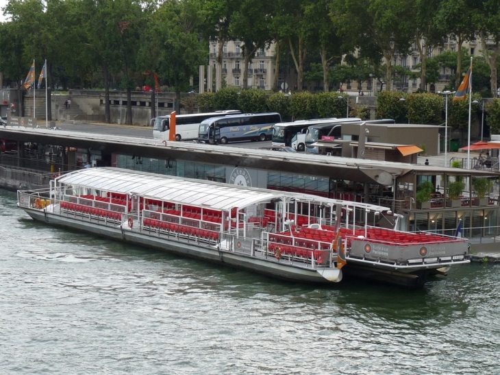 Bateau mouche au pont d'Iéna - Paris 7e Arrondissement