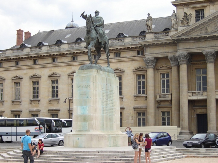 Devant L'école militaire - Paris 7e Arrondissement