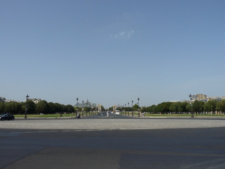 Sur l'esplanade des Invalides - Paris 7e Arrondissement