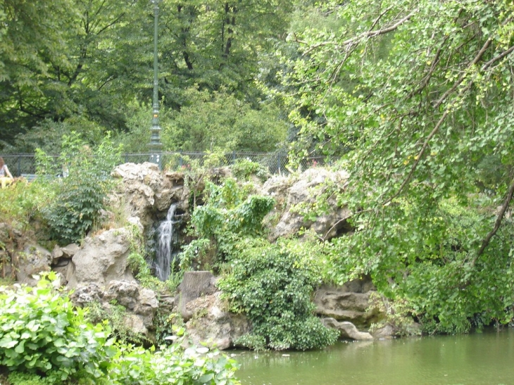 Le jardin au pied de la tour Eiffel - Paris 7e Arrondissement