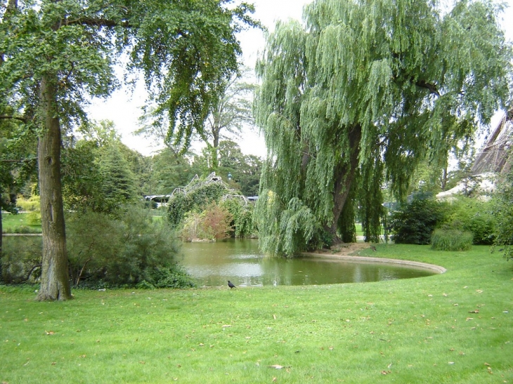 Le jardin au pied de la tour Eiffel - Paris 7e Arrondissement