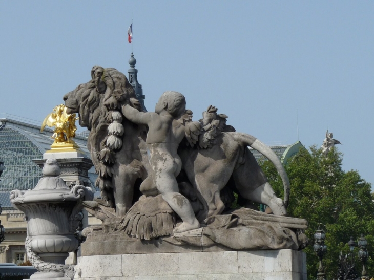 Enfant conduisant le lion (Jean Dalou) ,pont Alexandre III - Paris 7e Arrondissement