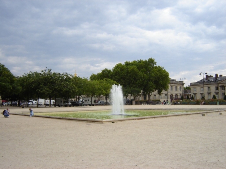 Sur le Champs de Mars - Paris 7e Arrondissement