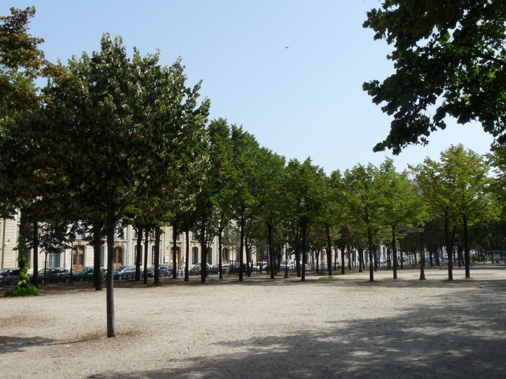 Sur l'esplanade des Invalides - Paris 7e Arrondissement