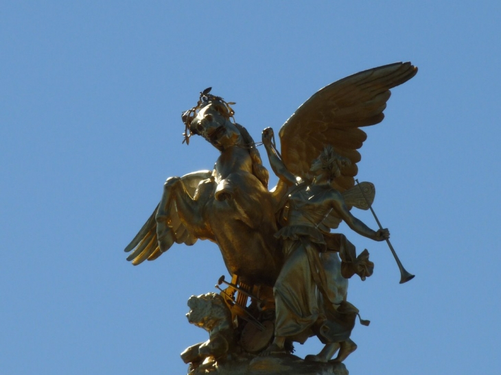 La Renommée des arts(E. Fremiet) ; pont Alexandre III , rive droite - Paris 8e Arrondissement