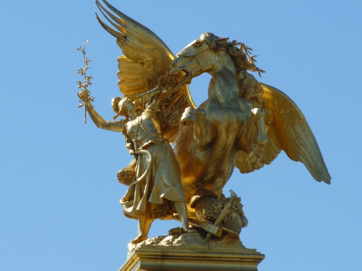 La Renommée des sciences (E. Fremiet) ; pont Alexandre III , rive droite - Paris 8e Arrondissement