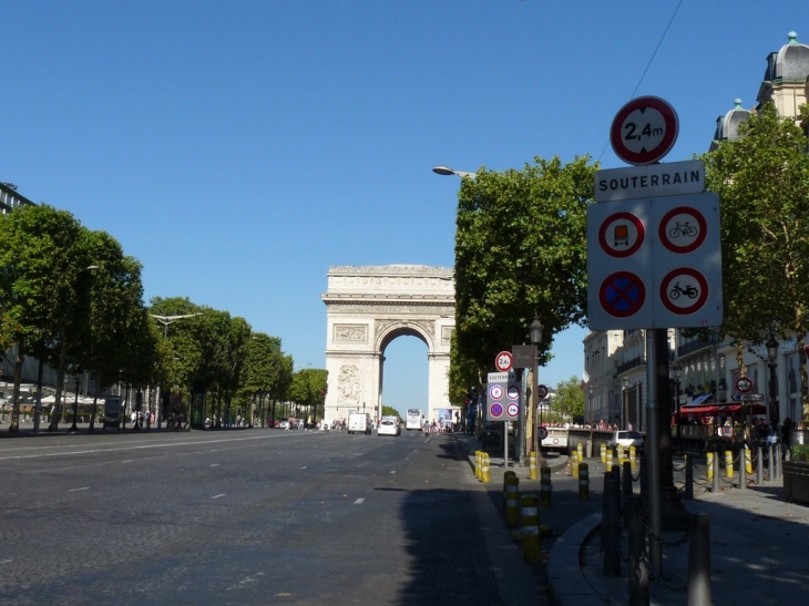 Le haut des Champs Elysées - Paris 8e Arrondissement