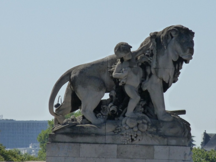 Pont Alexandre III, Enfant conduisant un lion (G-Gardet) - Paris 8e Arrondissement