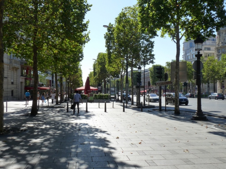 Sur les champs Elysées - Paris 8e Arrondissement