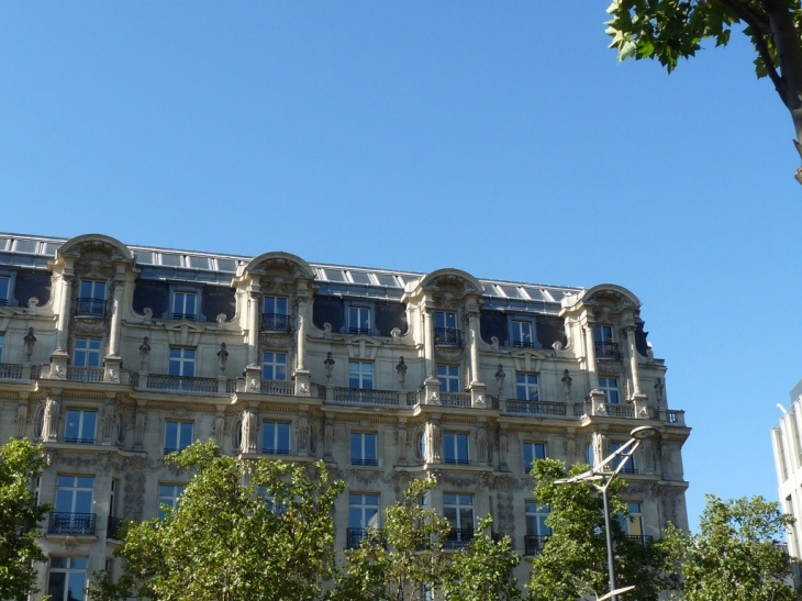 Sur les champs Elysées - Paris 8e Arrondissement