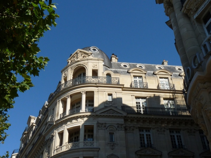 Sur les champs Elysées - Paris 8e Arrondissement