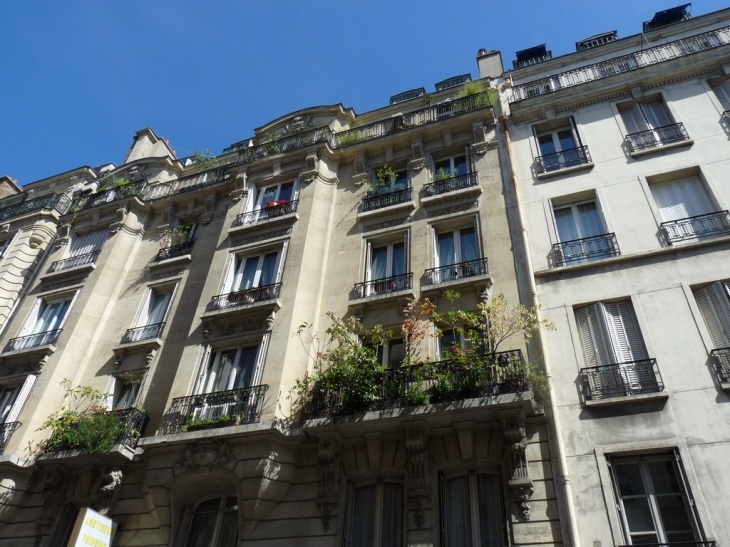 Rue D'Amsterdam - Paris 9e Arrondissement