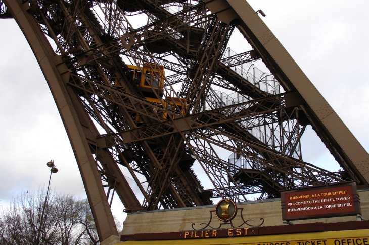 PILIER EST TOUR EIFFEL - Paris