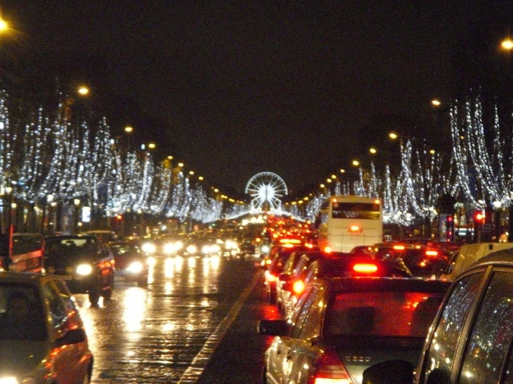 Champs élysées de nuit - Paris