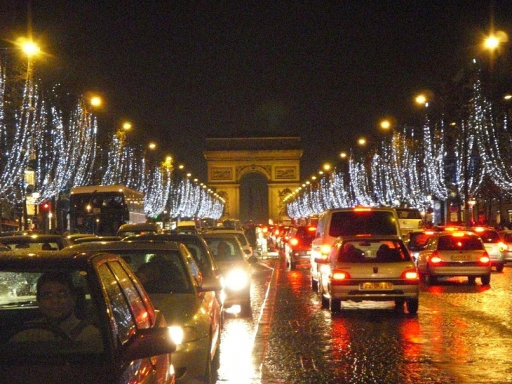 Champs élysées de nuit - Paris