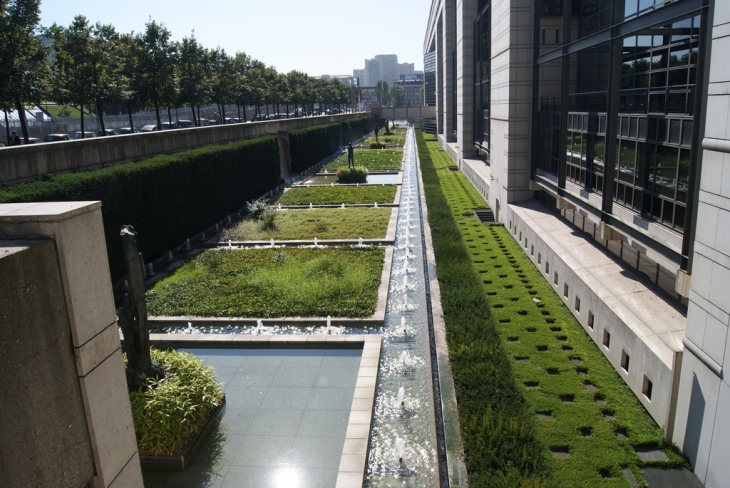 Les fontaine du ministère des finances. - Paris