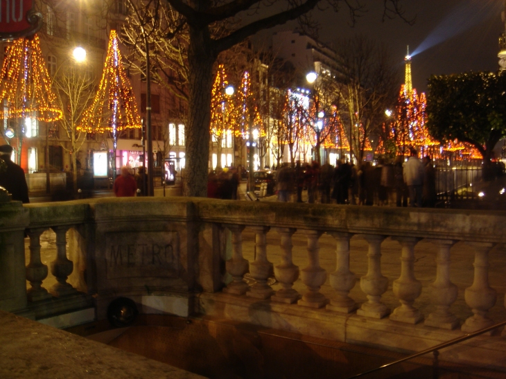 Métro et tour Eiffel ca c'est Paris