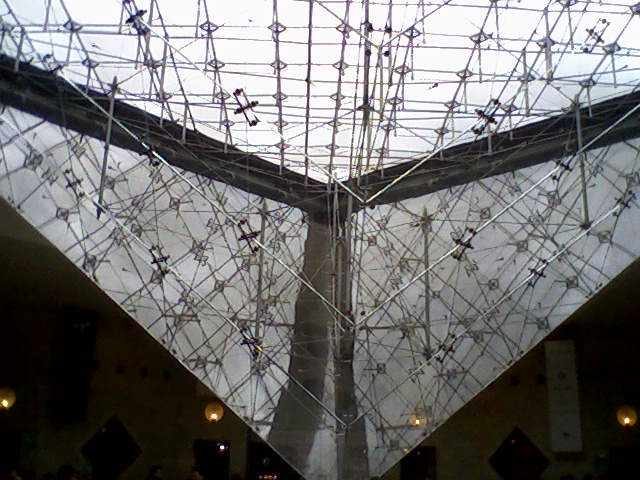 La Pyramide du Louvre à l'envers - Paris