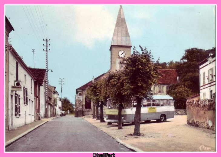 La place de l'église autocar Chausson de Mr Esnault - Chalifert