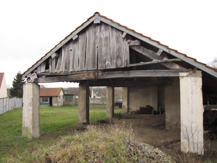 Grange briarde sur pilliers - Chambry