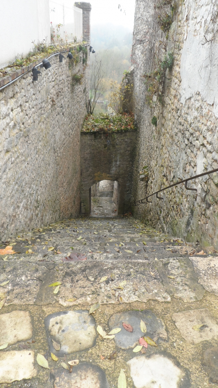 Escalier de pierre - Château-Landon