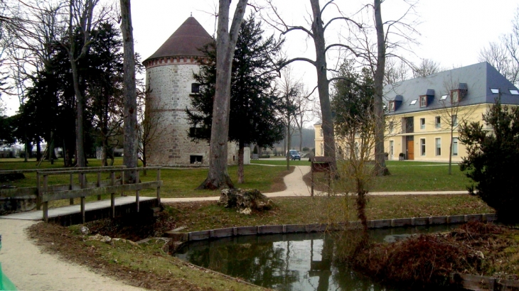 Chessy - ancien pigeonnier près du château