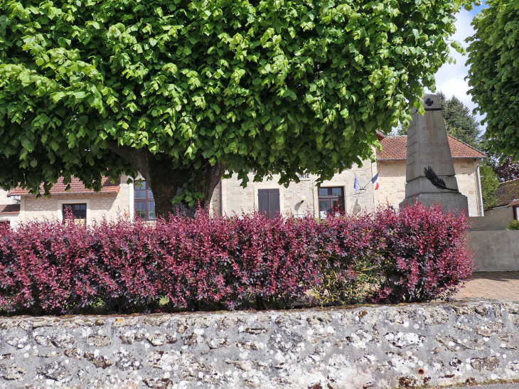 Le monument aux morts et la mairie - Clos-Fontaine