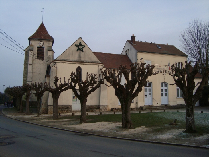 Conches-sur-Gondoire + La mairie et l'église