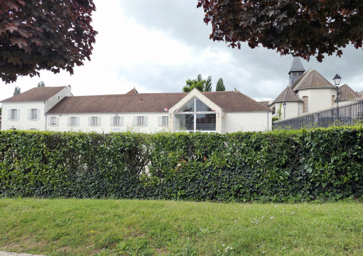 La mairie et l'église - Condé-Sainte-Libiaire