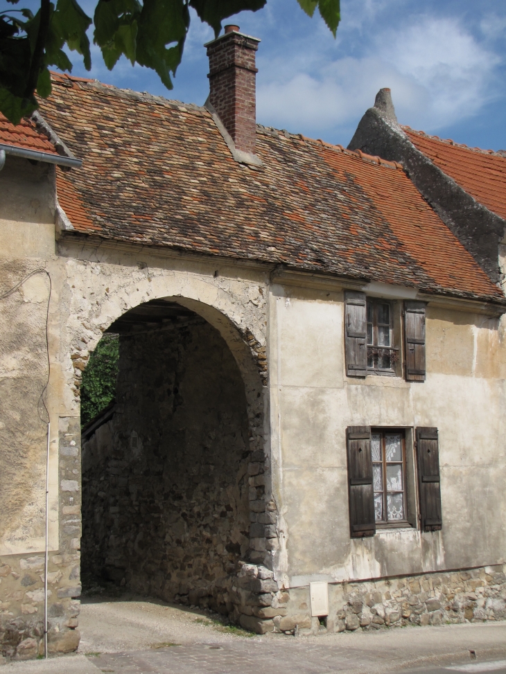 Grande rue - sur la place de l'église, Porche Briard daté de 1636- construction grès plâtre et bois- Entrée de cour commune - Coulombs-en-Valois