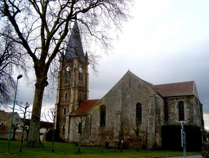 L'église Saint-Laurent (au clocher tordu) fut saccagée par les huguenots en 1560 - Coulommes