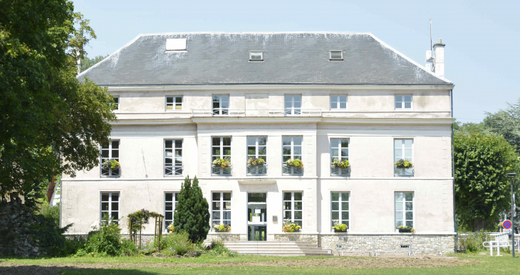 La Mairie vue du parc - Courtry