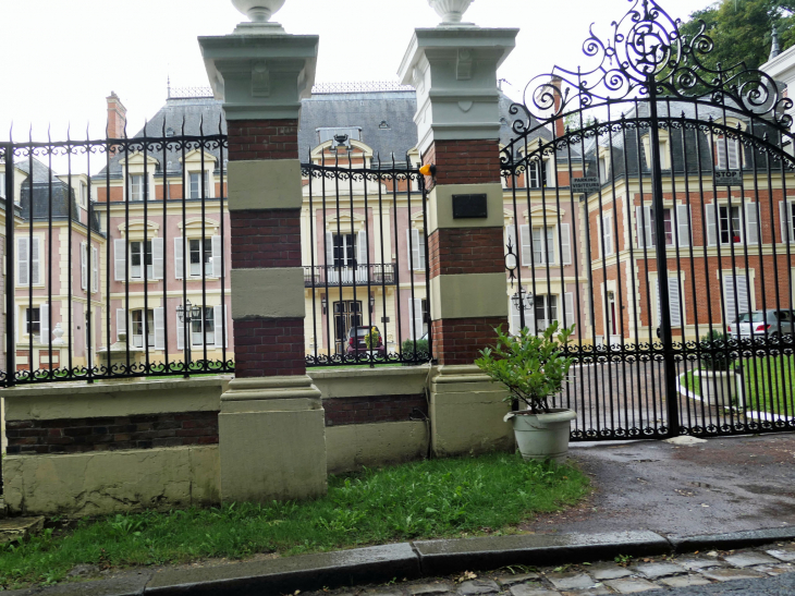 Le château derrière ses grilles - Férolles-Attilly