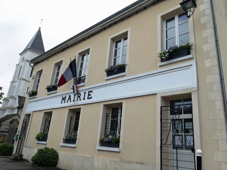 Le clocher et la mairie - Germigny-l'Évêque