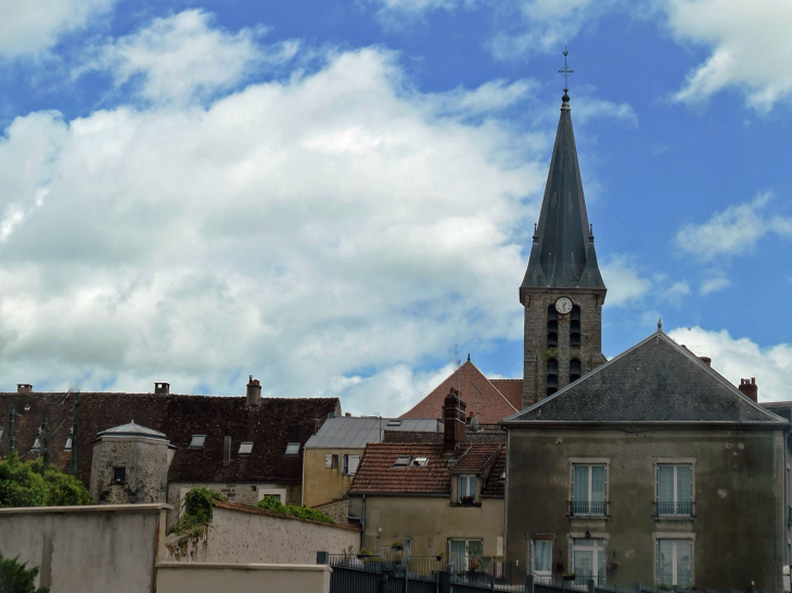 Vue sur les maisons et le clocher - Guignes