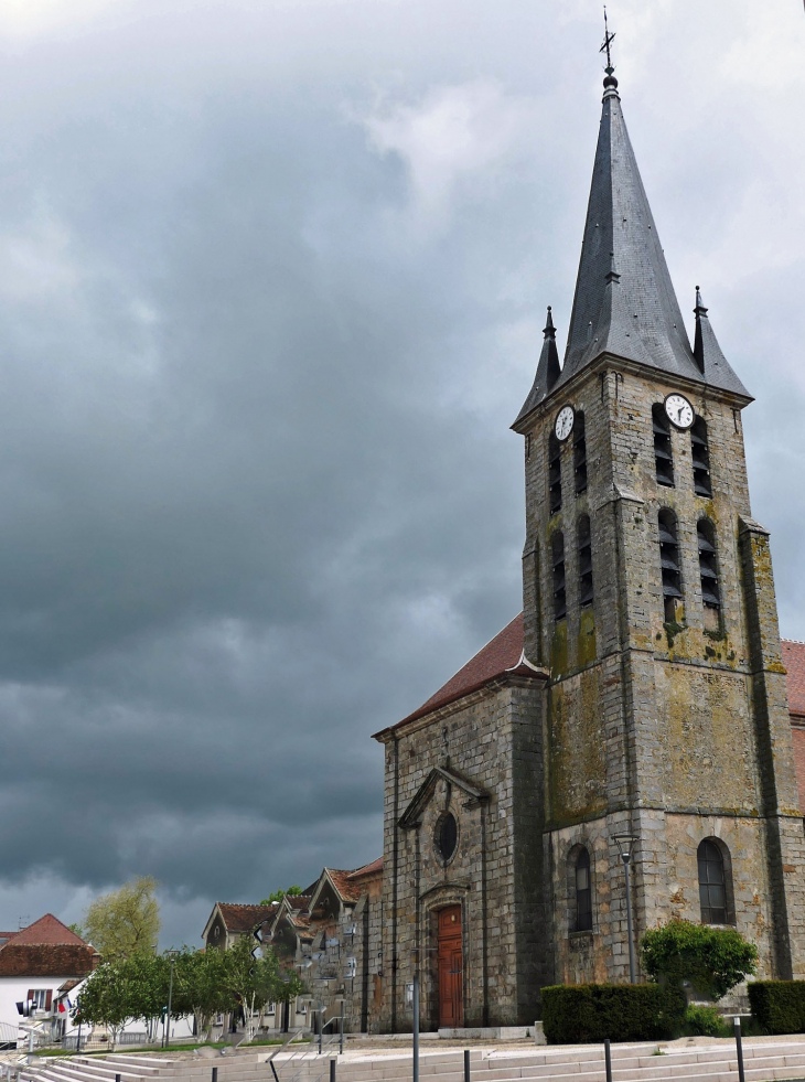 Devant l'église - Guignes